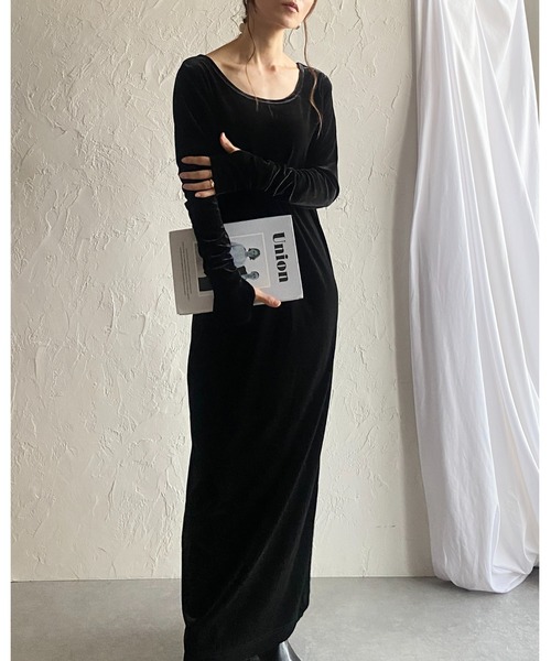 セール】長袖フィンガーホールロング丈バックオープンベロアワンピース