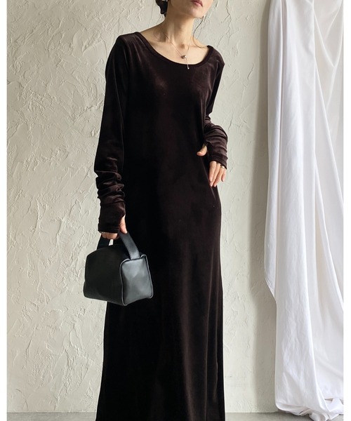 セール】長袖フィンガーホールロング丈バックオープンベロアワンピース