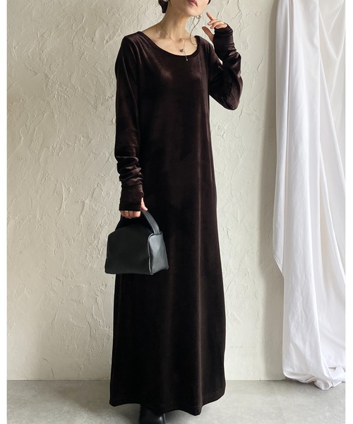 セール】長袖フィンガーホールロング丈バックオープンベロアワンピース