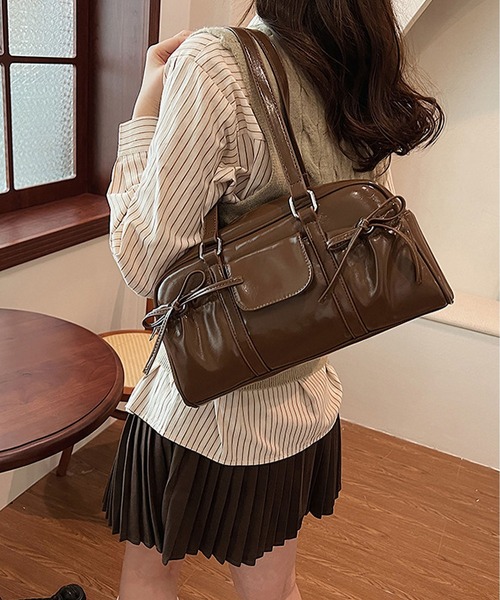 LA VORAGINE(ラ ヴォラジネ)の「外ポケットボストンバッグ(ボストンバッグ・レディース・ブラウン/シルバー/レッド/ブラック/アイボリー/モカ・FREE)」の8枚目の写真