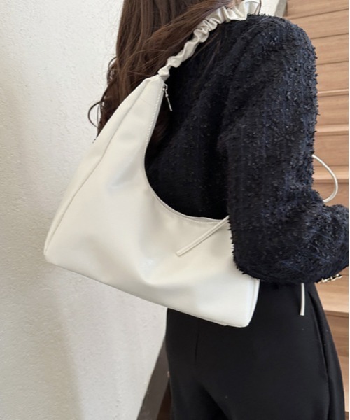 by LEGNA(バイレグナ)の「2WAY/3WAY アシンメトリーなシルエットで個性を表現 シャーリングワンハンドルバッグ(ショルダーバッグ・レディース・ホワイト/ブラック/ブラウン/ゴールド/シルバー・FREE)」の2枚目の写真