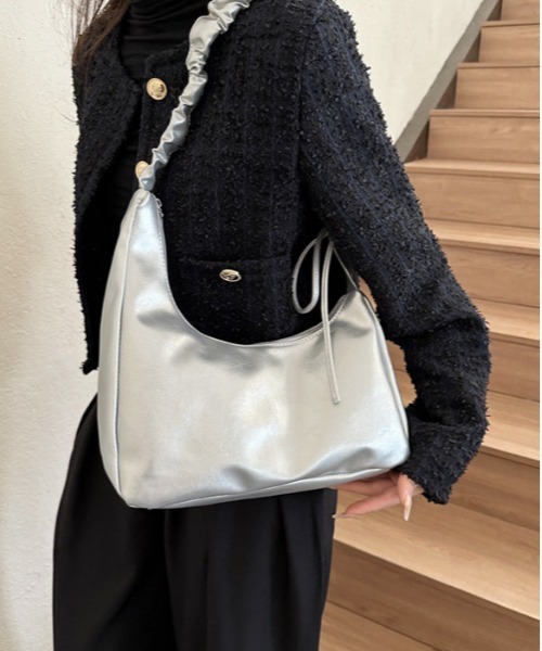 by LEGNA(バイレグナ)の「2WAY/3WAY アシンメトリーなシルエットで個性を表現 シャーリングワンハンドルバッグ(ショルダーバッグ・レディース・ホワイト/ブラック/ブラウン/ゴールド/シルバー・FREE)」の4枚目の写真