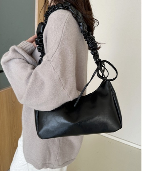 by LEGNA(バイレグナ)の「2WAY/3WAY アシンメトリーなシルエットで個性を表現 シャーリングワンハンドルバッグ(ショルダーバッグ・レディース・ホワイト/ブラック/ブラウン/ゴールド/シルバー・FREE)」の17枚目の写真