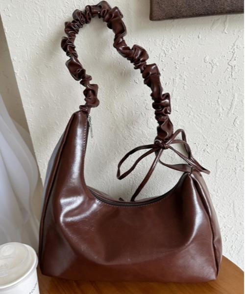 by LEGNA(バイレグナ)の「2WAY/3WAY アシンメトリーなシルエットで個性を表現 シャーリングワンハンドルバッグ(ショルダーバッグ・レディース・ホワイト/ブラック/ブラウン/ゴールド/シルバー・FREE)」の9枚目の写真