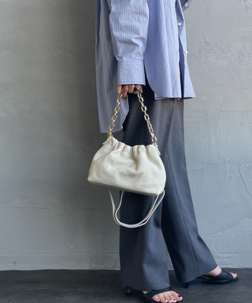 AULENTTI（オウレンティ）の「[AULENTTI/オーレンティ] DOLLARO 2WAY チェーンショルダー レザーミニバッグ（ショルダーバッグ・レディース・ブラック/オフホワイト・F）」の2枚目の写真