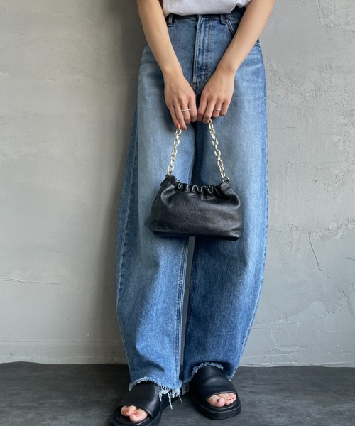 AULENTTI（オウレンティ）の「[AULENTTI/オーレンティ] DOLLARO 2WAY チェーンショルダー レザーミニバッグ（ショルダーバッグ・レディース・ブラック/オフホワイト・F）」の5枚目の写真