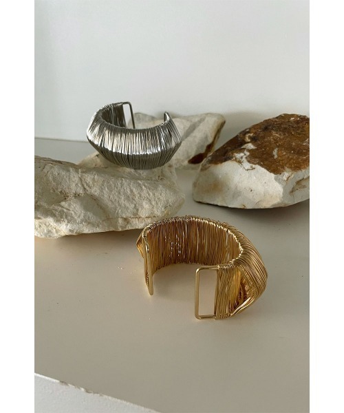 marjour（マージュール）の「SLIM LINE BANGLE（バングル/リストバンド・レディース・ゴールド/シルバー・FREE）」の3枚目の写真