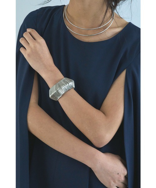 marjour（マージュール）の「SLIM LINE BANGLE（バングル/リストバンド・レディース・ゴールド/シルバー・FREE）」の14枚目の写真