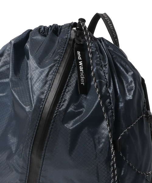 and wander(アンドワンダー)の「and wander / シルデイパック(バックパック/リュック・レディース・ネイビー/オフホワイト/チャコールグレー・FREE)」の6枚目の写真