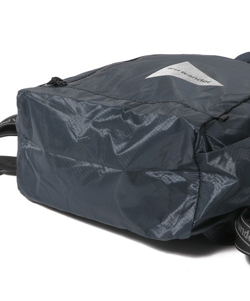 and wander(アンドワンダー)の「and wander / シルデイパック(バックパック/リュック・レディース・ネイビー/オフホワイト/チャコールグレー・FREE)」の8枚目の写真