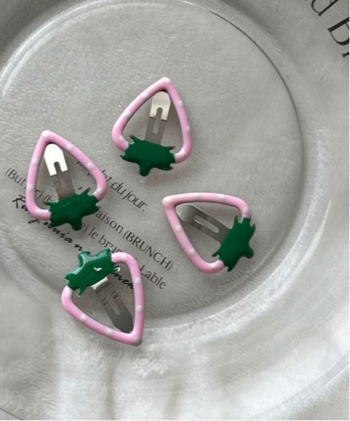 Bambin（ボンバン）の「【 Bambin / ボンバン 】 ぷっくり いちご パッチンピン 4個セット（ヘアピン・キッズ・ピンク/レッド・FREE）」の2枚目の写真