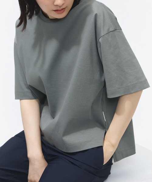 TIGORA(ティゴラ)の「ティゴラ TIGORA UVカットシルキーコットンオーバーサイズTシャツ(Tシャツ/カットソー・レディース・ライトベージュ/ブラック/グレー/ライトグリーン/ピンク/ホワイト/ベージュ/ネイビー・S/M/L/XL)」の4枚目の写真