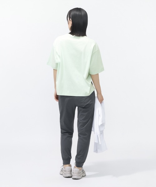 TIGORA(ティゴラ)の「ティゴラ TIGORA UVカットシルキーコットンオーバーサイズTシャツ(Tシャツ/カットソー・レディース・ライトベージュ/ブラック/グレー/ライトグリーン/ピンク/ホワイト/ベージュ/ネイビー・S/M/L/XL)」の15枚目の写真