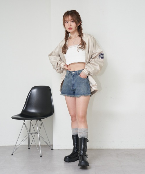 RAY CASSIN（レイカズン）の「カットオフデニムショートパンツ（デニムパンツ・レディース・ライトブルー/ブルー・S/M）」の4枚目の写真