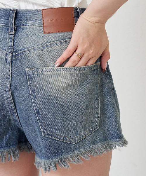 RAY CASSIN（レイカズン）の「カットオフデニムショートパンツ（デニムパンツ・レディース・ライトブルー/ブルー・S/M）」の16枚目の写真