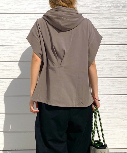 Q（キュー）の「スムースドライカットパーカー（パーカー・レディース・アイボリー/オリーブ/ブラック・MEDIUM）」の9枚目の写真