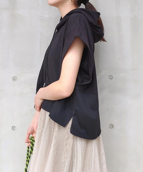 Q（キュー）の「スムースドライカットパーカー（パーカー・レディース・アイボリー/オリーブ/ブラック・MEDIUM）」の14枚目の写真