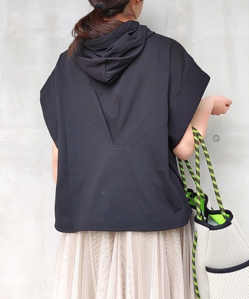 Q（キュー）の「スムースドライカットパーカー（パーカー・レディース・アイボリー/オリーブ/ブラック・MEDIUM）」の15枚目の写真