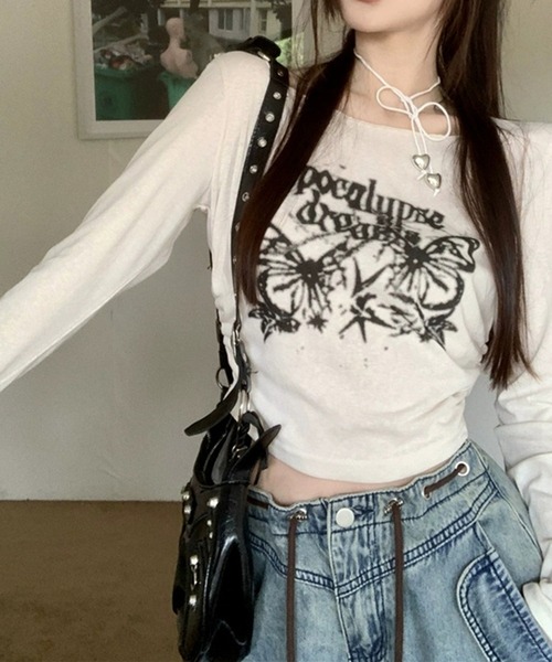 THE HITSS(ヒッツ)の「Y2K グランジ バタフライプリント クロップド ロングTシャツ / オフショル 2way(Tシャツ/カットソー・レディース・グレー/ホワイト・FREE)」の5枚目の写真