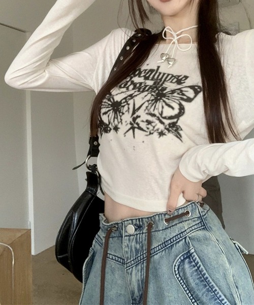 THE HITSS(ヒッツ)の「Y2K グランジ バタフライプリント クロップド ロングTシャツ / オフショル 2way(Tシャツ/カットソー・レディース・グレー/ホワイト・FREE)」の6枚目の写真