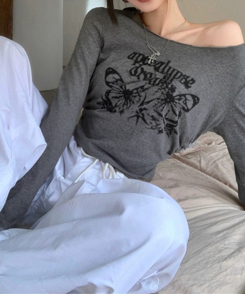 THE HITSS(ヒッツ)の「Y2K グランジ バタフライプリント クロップド ロングTシャツ / オフショル 2way(Tシャツ/カットソー・レディース・グレー/ホワイト・FREE)」の10枚目の写真
