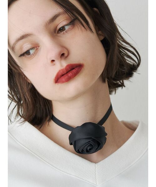 jouetie（ジュエティ）の「サテンローズモチーフチョーカー（チョーカー・レディース・オフホワイト/ブラック・FREE）」の3枚目の写真