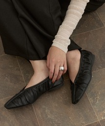 DFFUR.（ディフル）の「シャーリングレザーフラットパンプス（パンプス）」