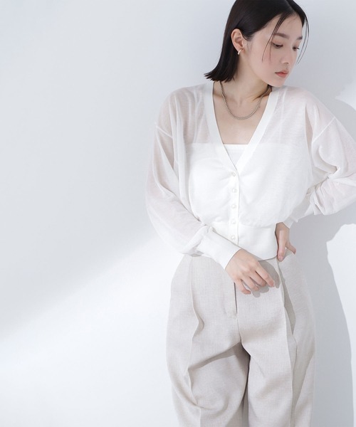 NATURAL BEAUTY BASIC（ナチュラルビューティーベーシック）の「◇【Oggi掲載】ベーシックシアーカーディガン（カーディガン/ボレロ・レディース・チャコールグレー/オフホワイト/ブラウン・FREE）」の2枚目の写真