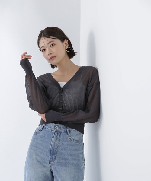 NATURAL BEAUTY BASIC（ナチュラルビューティーベーシック）の「◇【Oggi掲載】ベーシックシアーカーディガン（カーディガン/ボレロ・レディース・チャコールグレー/オフホワイト/ブラウン・FREE）」の3枚目の写真