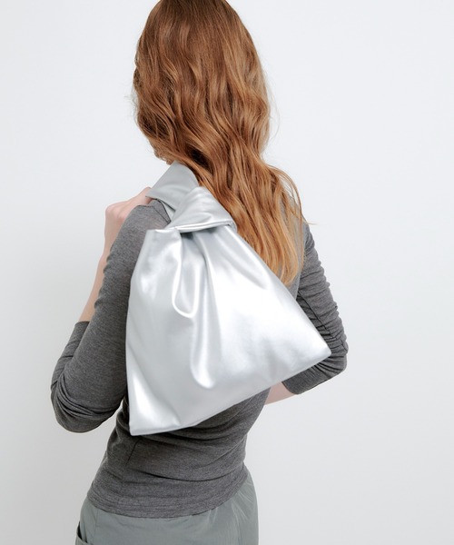 kiehtova（キエトヴァ）の「【kiehtova】METALLIC ONE HANDLE BAG/メタリック ワンハンドバッグ KTAC4（ハンドバッグ・レディース・シルバー・FREE）」の2枚目の写真
