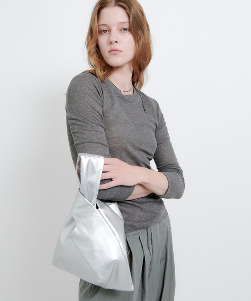 kiehtova（キエトヴァ）の「【kiehtova】METALLIC ONE HANDLE BAG/メタリック ワンハンドバッグ KTAC4（ハンドバッグ・レディース・シルバー・FREE）」の3枚目の写真