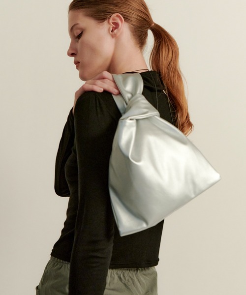 kiehtova（キエトヴァ）の「【kiehtova】METALLIC ONE HANDLE BAG/メタリック ワンハンドバッグ KTAC4（ハンドバッグ・レディース・シルバー・FREE）」の8枚目の写真