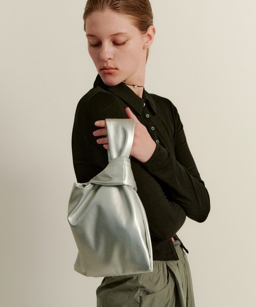 kiehtova（キエトヴァ）の「【kiehtova】METALLIC ONE HANDLE BAG/メタリック ワンハンドバッグ KTAC4（ハンドバッグ・レディース・シルバー・FREE）」の9枚目の写真