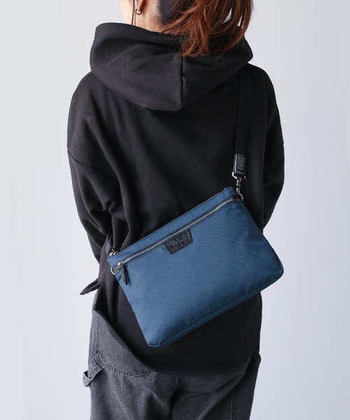 sankyo shokai（サンキョウショウカイ）の「薄型 ショルダー バッグ 軽量 サコッシュ（ショルダーバッグ・メンズ・ネイビー/ブラック・FREE）」の2枚目の写真