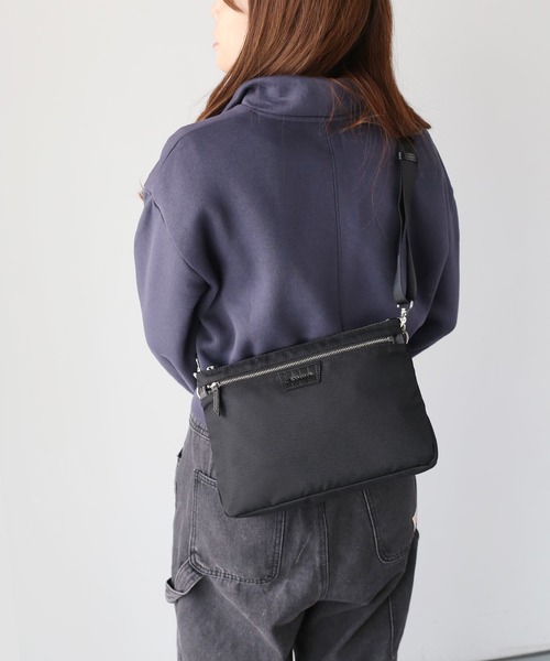 sankyo shokai（サンキョウショウカイ）の「薄型 ショルダー バッグ 軽量 サコッシュ（ショルダーバッグ・メンズ・ネイビー/ブラック・FREE）」の5枚目の写真