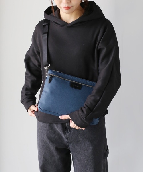 sankyo shokai（サンキョウショウカイ）の「薄型 ショルダー バッグ 軽量 サコッシュ（ショルダーバッグ・メンズ・ネイビー/ブラック・FREE）」の8枚目の写真