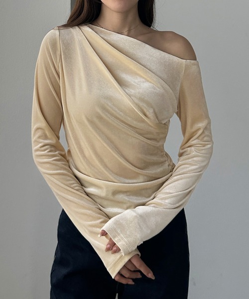 Louere(ルエレ)の「(薄手)ワンショルドレープベロアトップス(Tシャツ/カットソー・レディース・ライトベージュ/ブラック/ブラウン・X-LARGE/LARGE/MEDIUM/SMALL)」の3枚目の写真