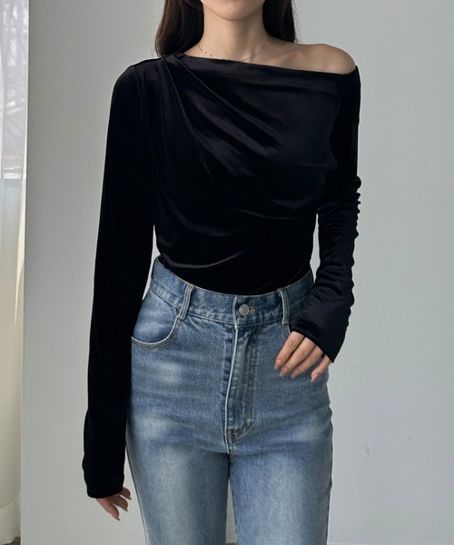 Louere(ルエレ)の「(薄手)ワンショルドレープベロアトップス(Tシャツ/カットソー・レディース・ライトベージュ/ブラック/ブラウン・X-LARGE/LARGE/MEDIUM/SMALL)」の4枚目の写真