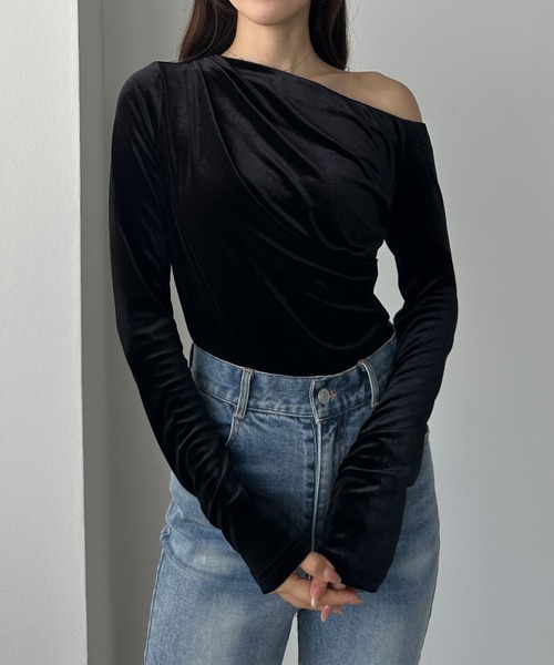 Louere(ルエレ)の「(薄手)ワンショルドレープベロアトップス(Tシャツ/カットソー・レディース・ライトベージュ/ブラック/ブラウン・X-LARGE/LARGE/MEDIUM/SMALL)」の5枚目の写真
