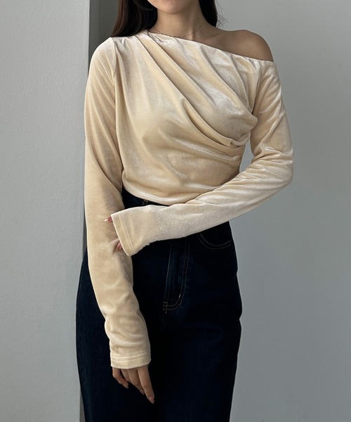 Louere(ルエレ)の「(薄手)ワンショルドレープベロアトップス(Tシャツ/カットソー・レディース・ライトベージュ/ブラック/ブラウン・X-LARGE/LARGE/MEDIUM/SMALL)」の9枚目の写真