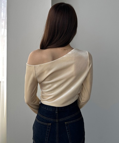 Louere(ルエレ)の「(薄手)ワンショルドレープベロアトップス(Tシャツ/カットソー・レディース・ライトベージュ/ブラック/ブラウン・X-LARGE/LARGE/MEDIUM/SMALL)」の11枚目の写真