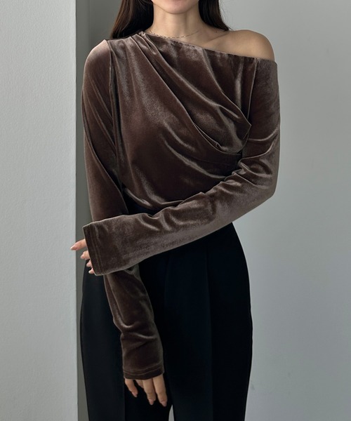 Louere(ルエレ)の「(薄手)ワンショルドレープベロアトップス(Tシャツ/カットソー・レディース・ライトベージュ/ブラック/ブラウン・X-LARGE/LARGE/MEDIUM/SMALL)」の14枚目の写真