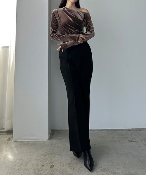 Louere(ルエレ)の「(薄手)ワンショルドレープベロアトップス(Tシャツ/カットソー・レディース・ライトベージュ/ブラック/ブラウン・X-LARGE/LARGE/MEDIUM/SMALL)」の17枚目の写真