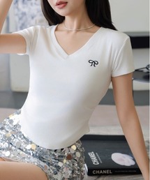 FINEnough（ファインナフ）の「サイドシャーリングVネックワンポイントリボン刺しゅうTシャツ（Tシャツ/カットソー）」