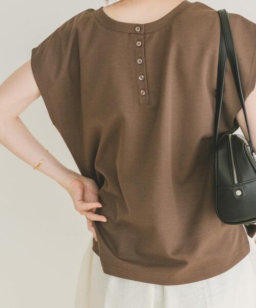 ITEMS URBANRESEARCH（アイテムズ アーバンリサーチ）の「バックボタンフレンチTシャツ（Tシャツ/カットソー・レディース・ライトベージュ/ブラウン/ブラック/ホワイト・FREE）」の4枚目の写真
