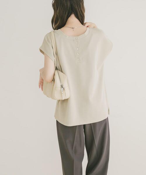 ITEMS URBANRESEARCH（アイテムズ アーバンリサーチ）の「バックボタンフレンチTシャツ（Tシャツ/カットソー・レディース・ライトベージュ/ブラウン/ブラック/ホワイト・FREE）」の7枚目の写真