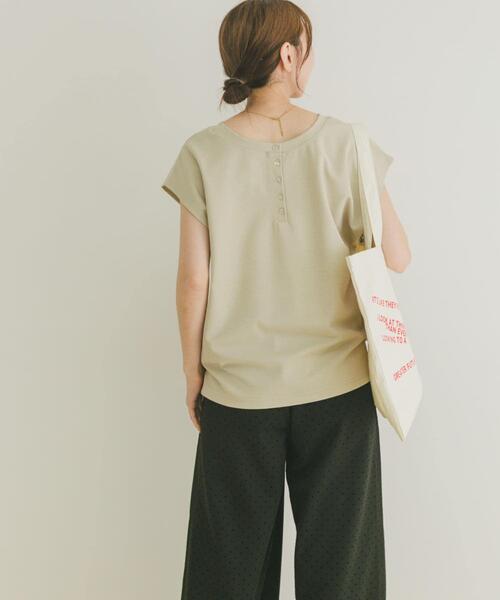 ITEMS URBANRESEARCH（アイテムズ アーバンリサーチ）の「バックボタンフレンチTシャツ（Tシャツ/カットソー・レディース・ライトベージュ/ブラウン/ブラック/ホワイト・FREE）」の11枚目の写真