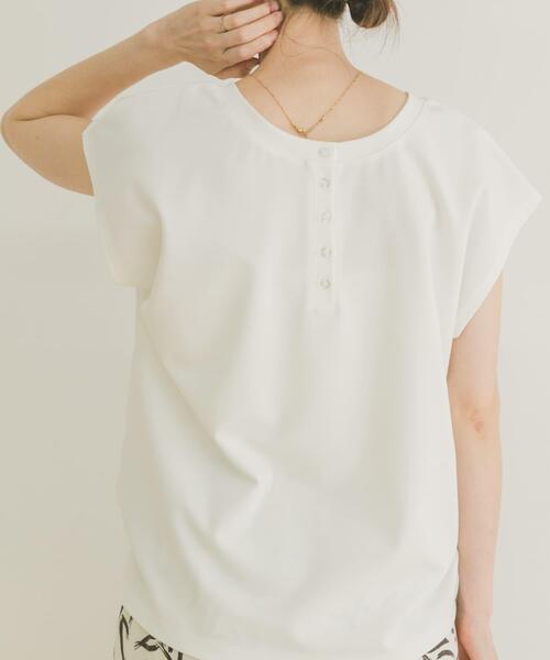 ITEMS URBANRESEARCH（アイテムズ アーバンリサーチ）の「バックボタンフレンチTシャツ（Tシャツ/カットソー・レディース・ライトベージュ/ブラウン/ブラック/ホワイト・FREE）」の15枚目の写真