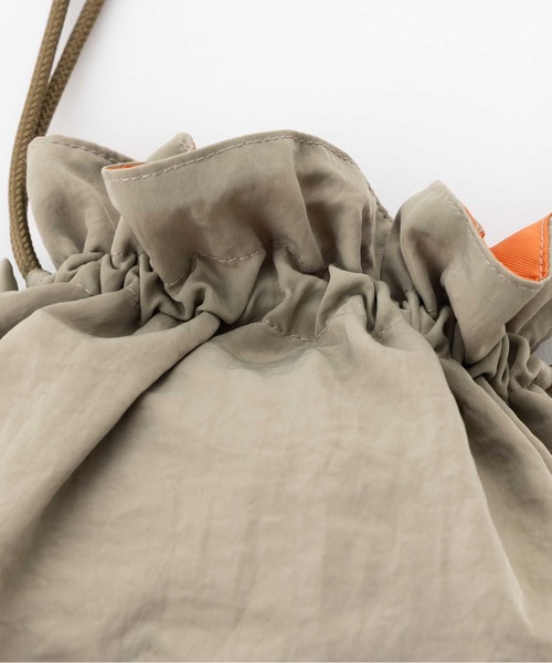 SEA（シー）の「MA-1 リバーシブル 2way バッグ M（ショルダーバッグ・レディース・カーキ・M）」の9枚目の写真