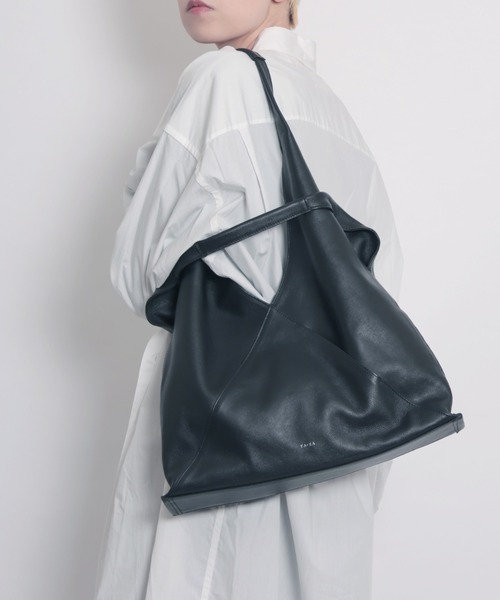 YArKA（ヤーカ）の「【YArKA/ヤーカ】real leather different length handles tote [trgl5] / 長短ハンドルトートバッグ（トートバッグ・レディース・ブラック・FREE）」の8枚目の写真